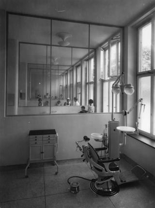 Consultorio dental en la Policlínica del Hospital Infantil de Zúrich,