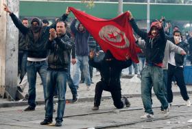 محتجون يرفعون علما تونسيا