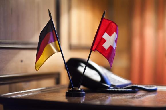 Bandeiras da Suíça e da Alemanha