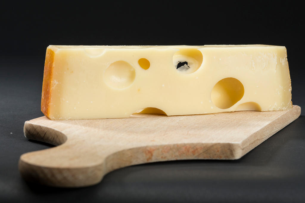 Imports curdle mood of Swiss cheese producers SWI swissinfo.ch