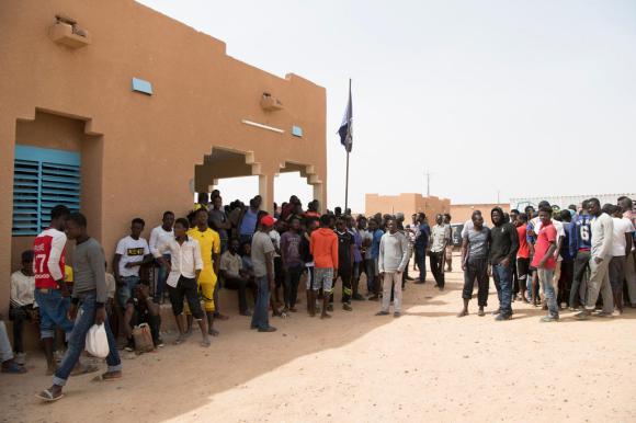تجمع لمهاجرين أفارقة داخل مركز لإيواء اللاجئين في النيجر