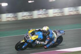 El piloto suizo Tom Lüthi en su moto compitiendo en Catar