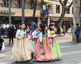 韓国の伝統衣装を着た少女たち