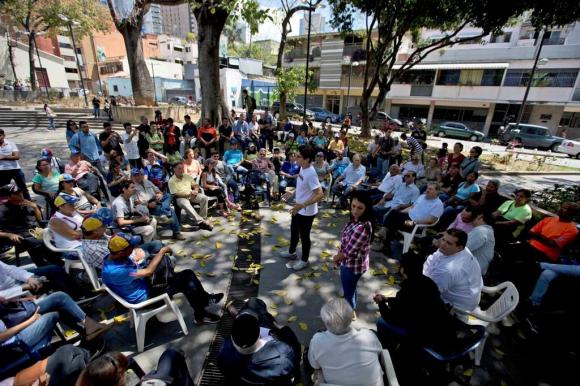 Un estudiante habla durante una asamblea ciudadana en Chacao, Caraca