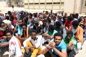 Afrikanische Männer in einem Gefangenenlager in Libyen