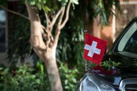 Voiture avec drapeau suisse