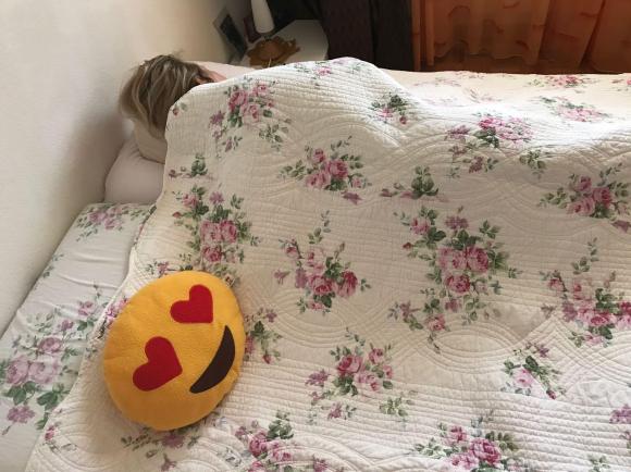 Mulher dormindo em uma cama