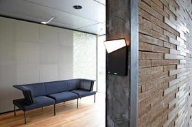 Moderne Wohnung mit flexiblem Wandelement aus recyceltem Bauschutt