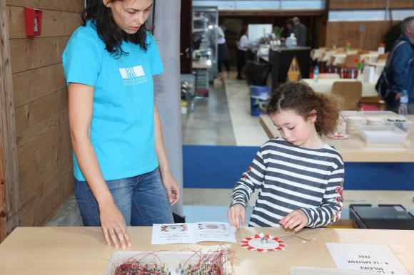 Enfant et adulte lors d un atelier de bricolage.