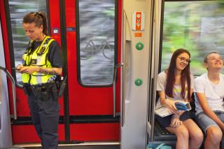 女性鉄道警官と若い乗客