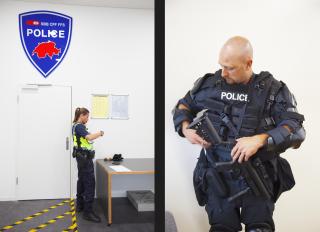Interno di un ufficio di polizia / Poliziotto in tenuta completa (incluso arma e giubbino antiproiettile)