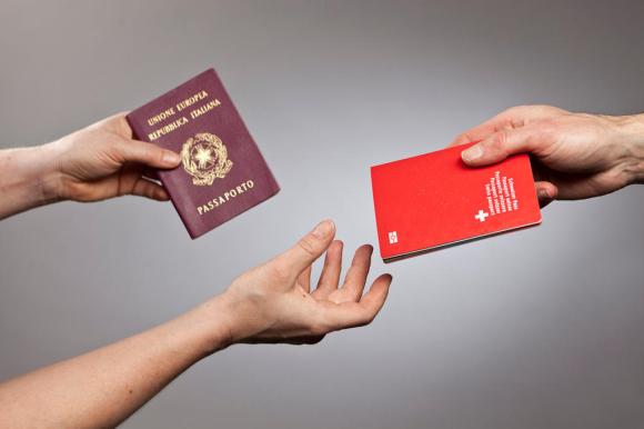 Passaporte italiano sendo trocado por um suíço