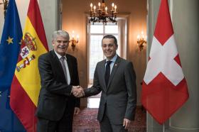 El ministro suizo de Exteriores, Ignazio Cassis (der) con su homólogo español, Alfonso Dastis, en Berna. 
