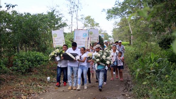 Prozession zu einem Friedhof in Kolumbien