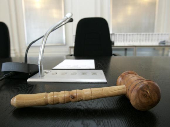 Richterpult mit Holzhammer zur Urteilsverkündung