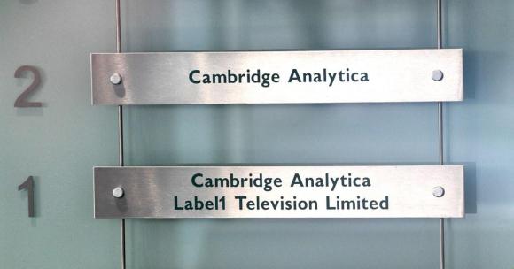 Insegna Cambridge Analytica