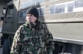 Soldat Zoé vor eine Miltärfahrzeug