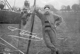 Ernest Failloubaz posa junto a un avión