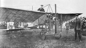 操縦士のエルネスト・ファイユバ（機上）と飛行機を設計・製作したルネ・グランジョン（プロペラの前）。第1回アヴァンシュ航空ショーにて