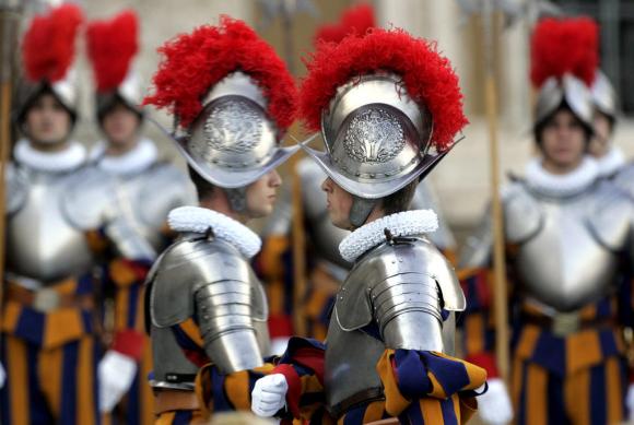 швейцарские гвардейцы в латах и шлемах