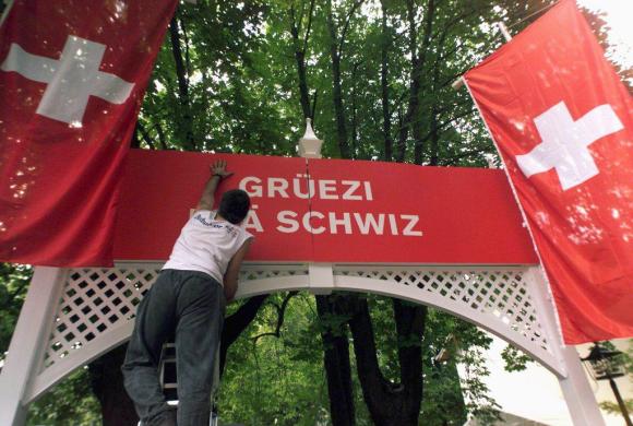 Schild mit dem Schriftzug Grüezi Schwiz und Schweizer Fahne