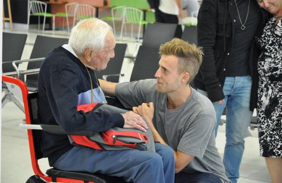 Australian scientist David Goodall says goodbye to his grandson at Perth Airport on May 2