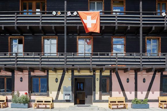 Rieghaus mit Schweizerflagge an der Fassade