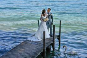 couple de jeunes mariés sur un débarcadère du lac de Zurich