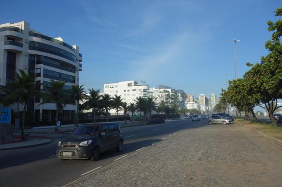 Vista de prédio na beira da praia no Rio de Janeiro