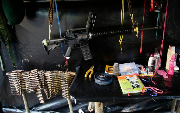 Gewehr und Munition in einem Guerilla-Lager