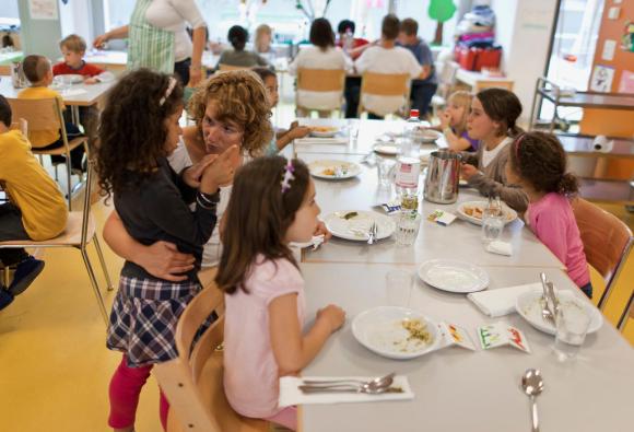 チューリヒの保育園で昼食をとる子供たち