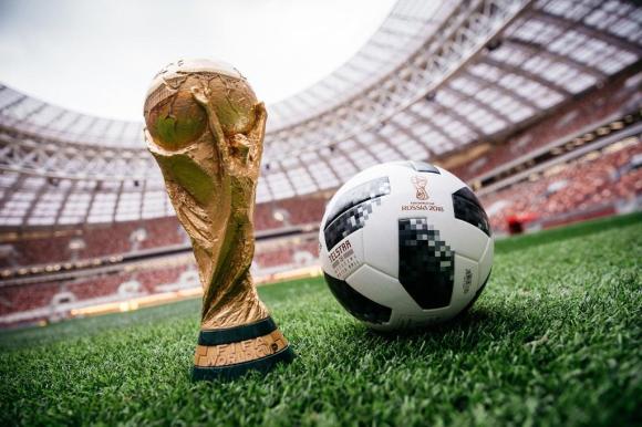 Taça da Copa do Mundo e bola em um estádio de futebol