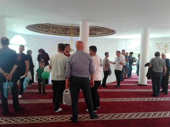 رجال ونساء داخل مركز ثقافي إسلامي