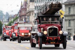 Antiguos carros de bomberos circulan por Lucerna