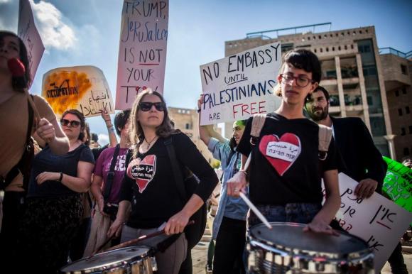 Israelíes y palestinos se manifiestan frenta a la nueva embajada de EE UU en Jerusalén