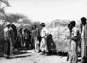 Foto preto e branco mstrando somalianos e cooperantes estrangeiros