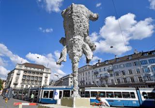 تمثال من الإسمنت لفيل يقف على خرطومه في ساحة في زيورخ