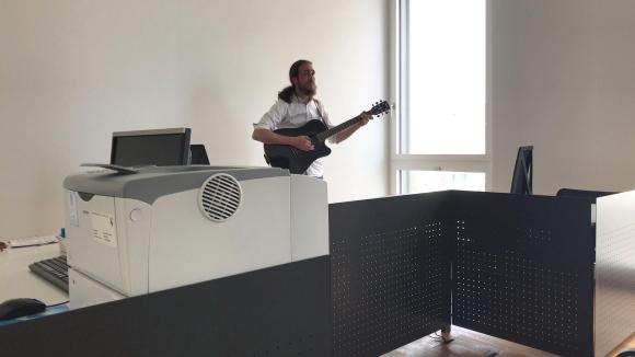 Ein Mann mit Gitarre in einem Gerichtssaal