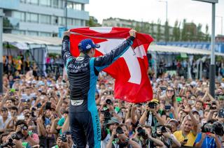Sébastien Buemi avec le drapeau suisse.