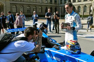 Sébastien Buemi devant sa voiture