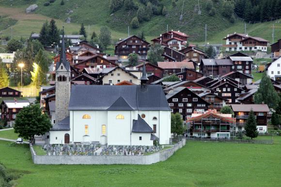 Das Dorf Sedrun in den Bündner Bergen