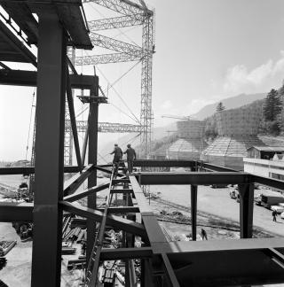 Trabajadores sin protección en la parte superior de la estructura de una construcción
