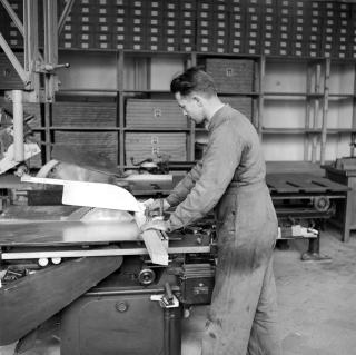 1934 en Lucerna: un trabajador prueba un nuevo dispositivo de