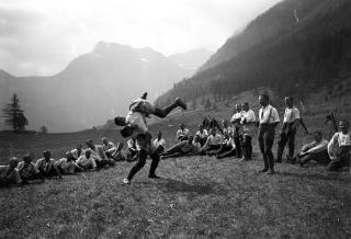 Imagen de una competición de lucha suiza.