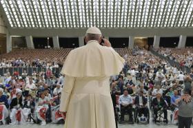 Papst Franziskus winkt am 2. Juni 2018 einer Menschenmenge im Vatikan zu