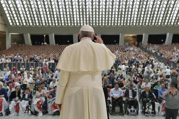 ２０１８年６月２日、バチカンにて群衆に手を振るフランシスコ法王