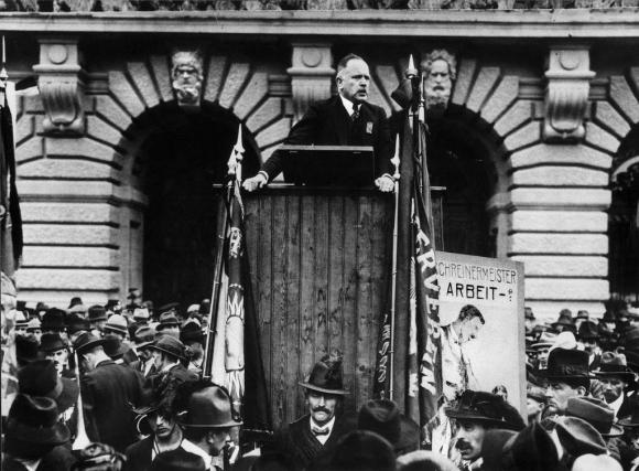 政治家Robert Grimm，立于联邦大厦前的一场集会上，他推动了1918年的瑞士大罢工。