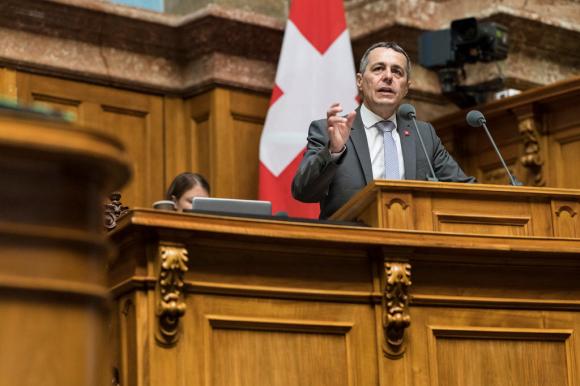 ignazio cassis con alle spalle una bandiera svizzera