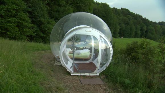 透明なビニルハウス型のホテル