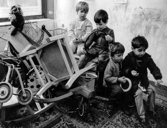 Foto en blanco y negro de un jardín de infancia antiautoritarios